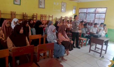Sat-Lantas-Polres-Sikka-Memberikan-Sosialialisasi-dengan-tema-“Police-Goes-To-School”-di-Madrasah-Aliyah-Swasta-At-Taqwa-Maumere.