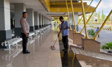 PERSONIL-PIKET-KPPP-UDARA-POLRES-SIKKA-MELAKSANAKAN-MONITORING-JADWAL-PENERBANGAN-DI-BANDARA-FRANS-SEDA-MAUMERE.
