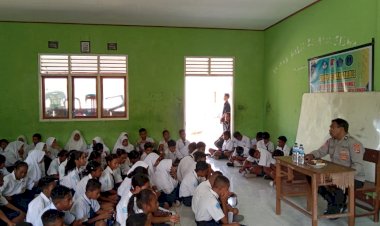 BHABINKAMTIBMAS-GIATKAN-PENYULUHAN-TTG-KENAKALAN-REMAJA-DI-SMPN-46-NANGAHALE,KEC.TALIBURA,KAB.SIKKA