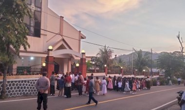 PERSONIL-POLSEK-PAGA,POLRES-SIKKA-LAKSANAKAN-GIAT-PENGAMANAN-PERARAKAN-ARCA-BUNDA-MARIA-DALAM-RANGKA-MEMASUKI-BULAN-MARIA