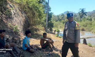 Bhabinkamtibmas-Desa-Masebewa-Laksanakan-Patroli-Sambang,-Ajak-Warga-Ciptakan-Pilkada-Damai-2024