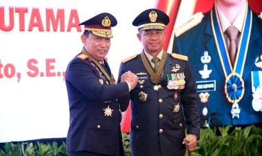 Pemberian-Tanda-Kehormatan-Bintang-Bhayangkara-Utama-(BBU)-Wujud-Komitmen-Kokohnya-Sinergisitas-TNI-Polri-Selama-Ini