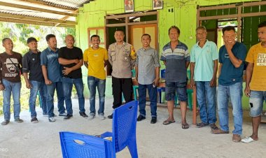 Diskusi-Publik-Terkait-Situasi-Kamtibmas-Jelang-Pilkada,-Bhabinkamtibmas-Desa-Begu-Bersama-Warga-Siap-Menjaga-Keamanan