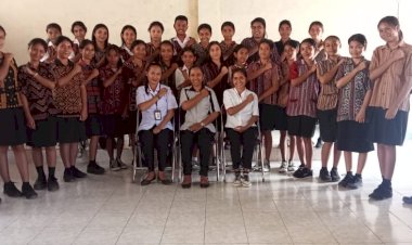 Peduli-Kesehatan-Jiwa,-Bhabinkamtibmas-Polsek-Lela-Kunjungi-Pasien-Gangguan-Jiwa-di-Desa-Lela