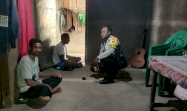 Menjelang-Pilkada-2024,-Bhabinkamtibmas-Desa-Riit-Ajak-Masyarakat-Perangi-Hoaks-dan-Politik-Uang