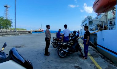 Patroli-Rutin-di-Pelabuhan-L.-Say-Maumere,-Polsek-Alok-Jaga-Ketertiban-Wilayah-Pesisir
