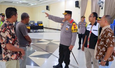 Kapolres-Sikka-Tinjau-Lokasi-Debat-Paslon-Bupati-Sikka-2024-2029-di-Gedung-SCC