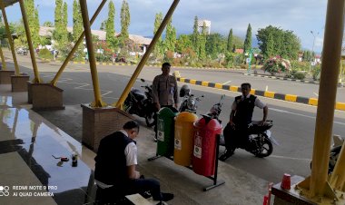 PERSONIL-POSPOL-KPPP-UDARA-POLRES-SIKKA-LAKSANAKAN-MONITORING-JADWAL-PENERBANGAN-DI-BANDARA-FRANS-SEDA-MAUMERE