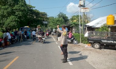 Bhabinkamtibmas-Polsubsektor-Mego-Polsek-Paga-melaksanakan-kegiatan-Patroli-dan-Pengamanan-Lalu-Lintas-Menuju-Pasar-Lekebai,Kec.Mego,Kab.Sikka.