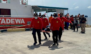 Simulasi-Penyelamatan-Kecelakaan-Kapal-Terbakar-di-Perairan-Maumere-Berjalan-Lancar