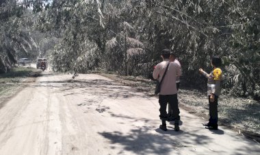 Polres-Sikka-mengunjungi-Korban/Pengungsi-Pasca-Letusan-Gunung-Lewotobi-dan-Sterilisasi-Jalan-Lintas-Flores-Larantuka-Maumere