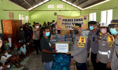 Pemberian-Bantuan-Sosial-“Polres-Sikka-Peduli-Lewotobi”-untuk-Warga-Terdampak-Erupsi-Gunung-Lewotobi