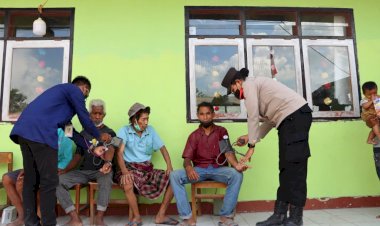 Polres-Sikka-Gelar-Pemeriksaan-Kesehatan-untuk-Pengungsi-Erupsi-Lewotobi-di-Wilayah-Kec.-Waigete