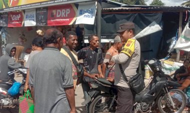 Kegiatan-pengamanan,-Pengaturan-Lalu-Lintas,-di-pasar-umum-Nita-Oleh-Personil-Polsek-Nita---Polres-Sikka