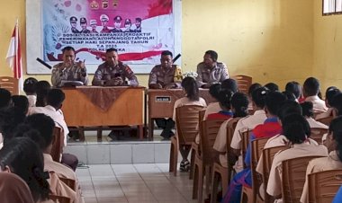 Kepolisian-Sektor-Waigete-Sosialisasikan-Penerimaan-Calon-Anggota-Polri-dan-Bakomsus-Polri-2025-di-SMA-Negeri-1-Talibura