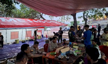 Kepedulian-Personel-Polres-Flores-Timur-dan-BKO-Polda-NTT-di-Tengah-Kepanikan-Pengungsian-Akibat-Erupsi-Gunung-Lewotobi