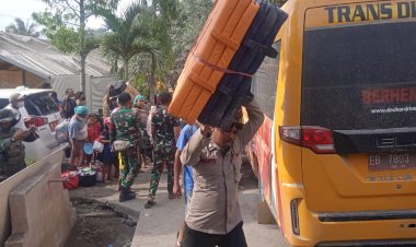 KEGIATAN--EVAKUASI-PENGUNGSI-DARI-LOKASI-PENGUNGSIAN-DI-DESA-KRINGA-(-AULA-PAROKI-BOGANATAR)--DAN-DESA-HIKONG-(-SD-K-HIKONG)-OLEH-PEMDA-FLORES-TIMUR.