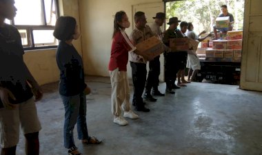 KAPOLSEK-WAIGETE-BERSAMA-ANGGOTA--POLSEK-WAIGETE-MELAKSANAKAN-MONITORING-WARGA-YANG-TERDAMPAK-ERUPSI-GUNUNG-LEWOTOBI.