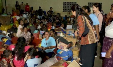 Bawa-Keceriaan-di-Tengah-Duka,-Ketum-Bhayangkari-Hibur-dan-Berikan-Mainan-untuk-Anak-Anak-Korban-Erupsi-Gunung-Lewotobi