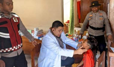 Bakti-Kesehatan-Polri-di-Posko-Pengungsian-Bantu-1.115-Pengungsi-Korban-Erupsi-Gunung-Lewotobi