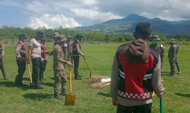KEGIATAN-PEMBERSIHAN-LOKASI-LANDASAN-HELIPET-DAN-JALAN-NEGARA-JURUSAN-LARANTUKA---MAUMERE-DAMPAK-DARI-ERUPSI-GUNUNG-LEWOTOBI-LAKI-LAKI-OLEH-TEAM-BKO-POLRES-SIKKA.