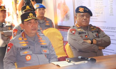 Kapolri-Tinjau-Posko-Pengungsi-Erupsi-Gunung-Lewotobi-di-NTT