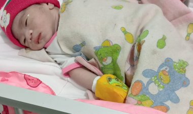 Polisi-dan-Tenaga-Medis-Berhasil-Selamatkan-Ibu-Hamil-di-Tengah-Pengungsian-Gunung-Lewotobi