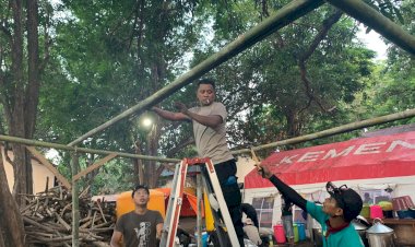 Polres-Sikka-dan-Dinas-Sosial-Bangun-Dapur-Umum-di-Lokasi-Pengungsian-untuk-Antisipasi-Hujan