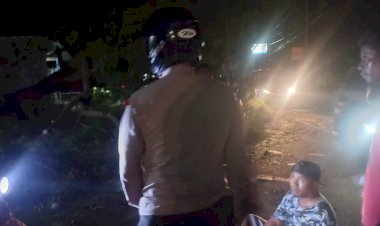 Kapolsek-Kewapante-Polres-Sikka-Bersama-Warga-Bersihkan-Pohon-Tumbang-di-Jalan-Lintas-Flores-Maumere-Larantuka.