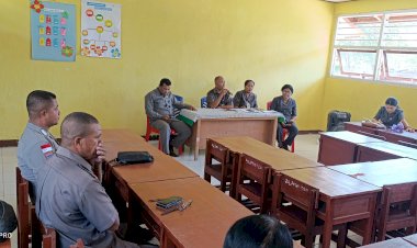 Bhabinkamtibmas-Lowolabo-Hadiri-Rapat-Pemantapan-Panitia-HUT-PGRI-ke-79-dan-Hari-Guru-Nasional-ke-30-Kabupaten-Sikka