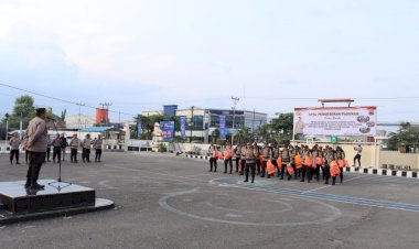 Kapolres-Sikka-Pimpin-Apel-Pergeseran-Pasukan-Jelang-Pemungutan-Suara