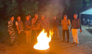 Kapolres-Sikka-Hadiri-Pemusnahan-Kelebihan-Surat-Suara-di-Kantor-KPUD-Sikka