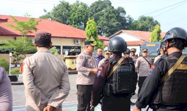 Kapolres-Sikka-Pimpin-Apel-Persiapan-Patroli-Keamanan-di-PPK-Kecamatan-Kabupaten-Sikka