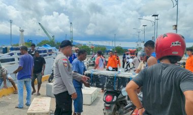 Patroli-Rutin-Polsek-Alok-Pastikan-Keamanan-Pelabuhan-dan-Himbau-Waspada-Cuaca-Ekstrem