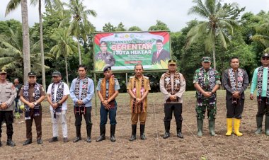 Dukung-Ketahanan-Pangan-Nasional,-Kapolres-Sikka-bersama-Forkopimda-Laksanakan-Program-“Tanam-Jagung-Serentak-Sejuta-Hektar”-di-Desa-Nelle-Barat