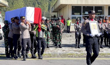 Gugur-dalam-Tugas,-Jenazah-Bripka-Anumerta-Ronald-M.-Enok-Diterbangkan-ke-Jayapura-dan-Dimakamkan-di-Sentani