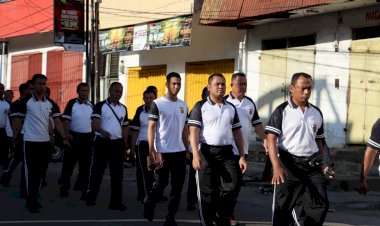 Semangat-Olahraga,-Polres-Sikka-Gelar-Jumat-Sehat-dengan-Jalan-Santai-dan-Senam