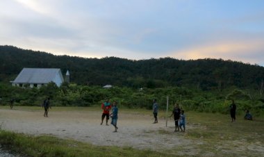 Satgas-Ops-Damai-Cartenz-Pererat-Hubungan-dengan-Pemuda-Lewat-Dukungan-Olahraga