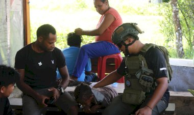 Personel-Ops-Damai-Cartenz-Ajak-Warga-Yalimo-Jaga-Kesehatan-dan-Ciptakan-Kedamaian