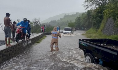 Banjir-Landa-Jalur-Pantai-Utara-Magepanda-Ende,-Polisi-Lakukan-Patroli,-Atur-Lalu-Lintas,-dan-Bantu-Warga