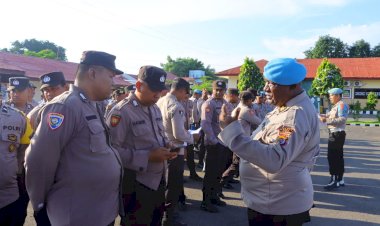 Kasi-Propam-Polres-Sikka-Cek-Kehadiran-dan-Kedisiplinan-Personel-Usai-Apel-Pagi