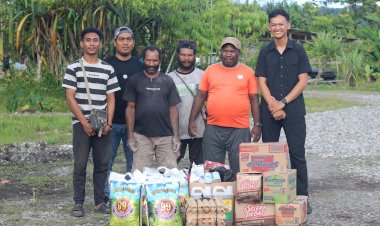 Bentuk-Kepedulian,-Personel-Operasi-Damai-Cartenz-2025-Salurkan-Bantuan-Sembako-di-Yalimo