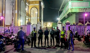 Jamaah-Padati-Masjid,-Polres-Sikka-Lakukan-Monitoring-dan-Pengamanan