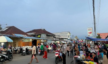 Sat-Lantas-Polres-Sikka-Amankan-dan-Atur-Arus-Lalu-Lintas-di-Lokasi-Jualan-Takjil-Kelurahan-Beru