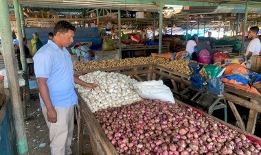 Satgas-Pangan-Polres-Sikka-Lakukan-Pengecekan-Stok-dan-Harga-Bahan-Pokok-di-Pasar-Alok-Maumere