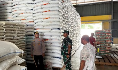 Kapolres-Sikka-Cek-Stok-Beras-di-Gudang-Bulog-Waioti-Menjelang-Ramadan-dan-Idul-Fitri