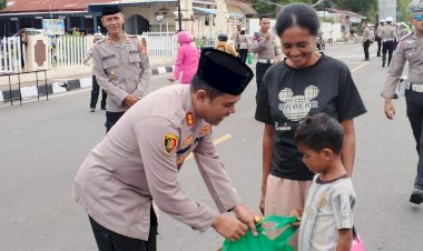 Polres-Sikka-Gelar-Aksi-Sosial,-Bagikan-250-Paket-Takjil-bagi-Umat-Muslim-di-Bulan-Suci-Ramadhan
