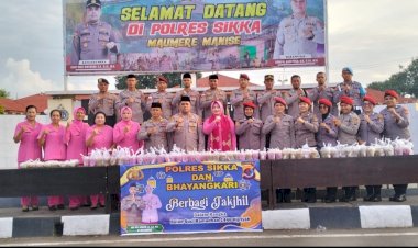 Kapolres-Sikka-Didampingi-Ketua-Bhayangkari-Cabang-Sikka-membagikan-Takjil-kepada-warga-Masyarakat-Sikka