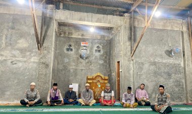 Personel-Polres-Sikka-Ikuti-Sholat-Subuh-Berjamaah-dan-Qultum-Ramadhan-di-Masjid-Nurul-Huda-Bebeng,-Sekaligus-Pantau-Situasi-Kamtibmas