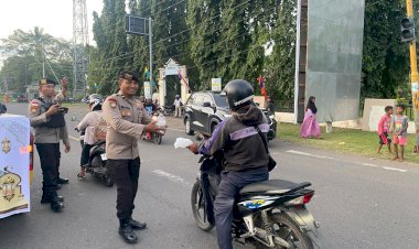 POLRI-BERBAGI-TAKJIL-DI-BULAN-SUCI-RAMADHAN